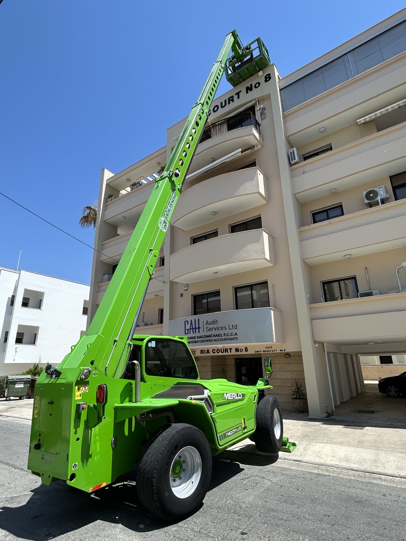 Ανύψωση υλικών σε μπαλκόνι πολυκατοικίας στη Λάρνακα