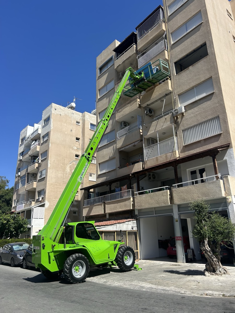 Merlo P40.17 σε πλήρη έκταση με καλάθι σε πολυκατοικία
